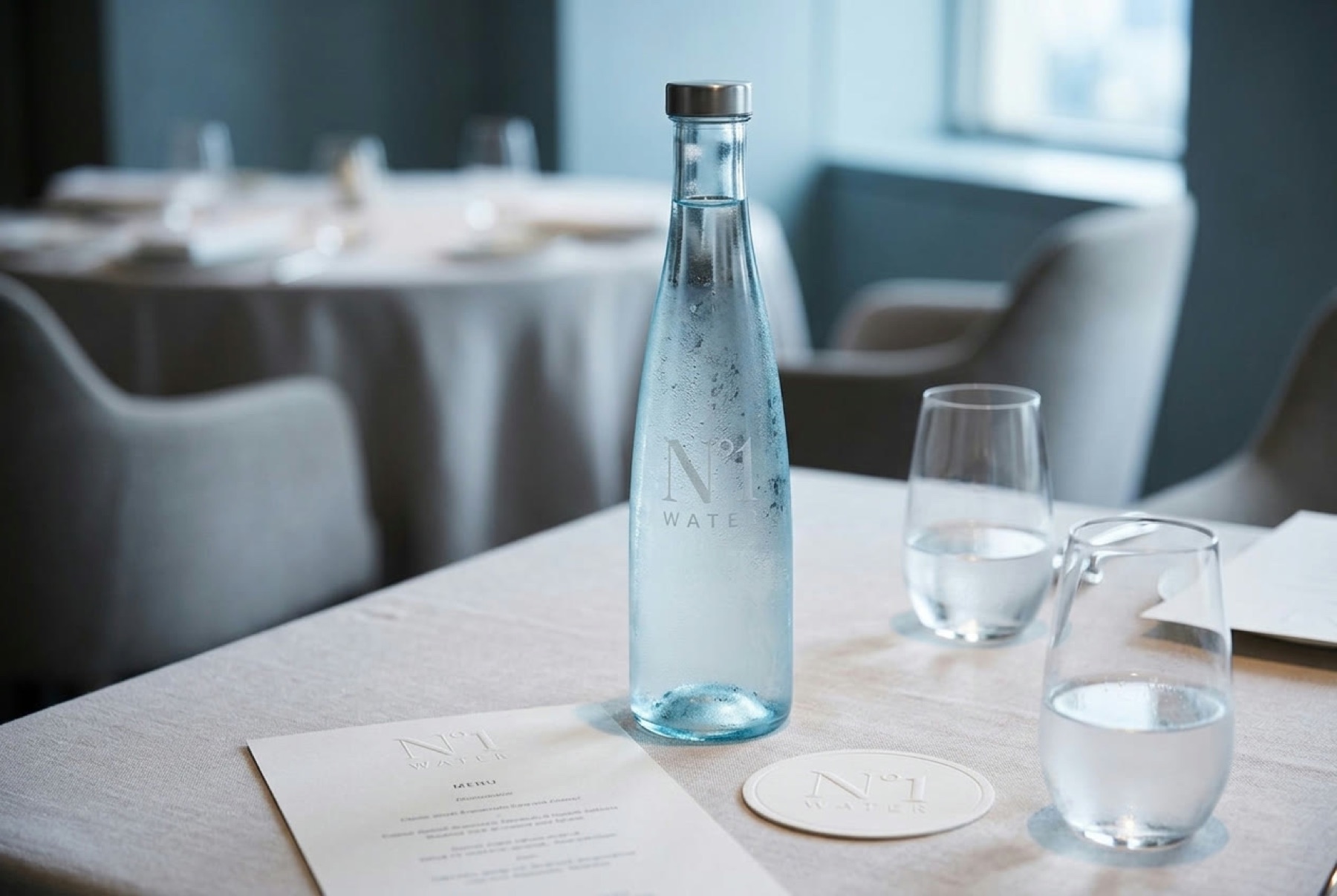 N°1 Water Flasche, Gläser und Menü auf einem Restauranttisch